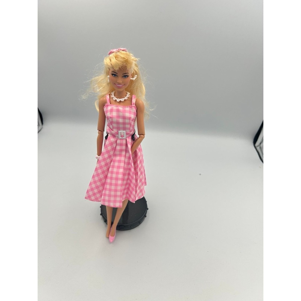 Barbie the Movie. Barbie as Margot Robbie in pink Gingham dress